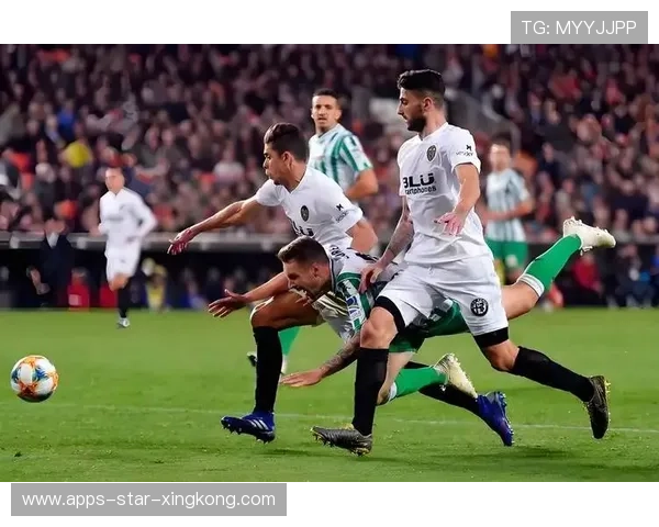 法甲里昂边路快速传切，门前混战收获进球：快速反击中的艺术